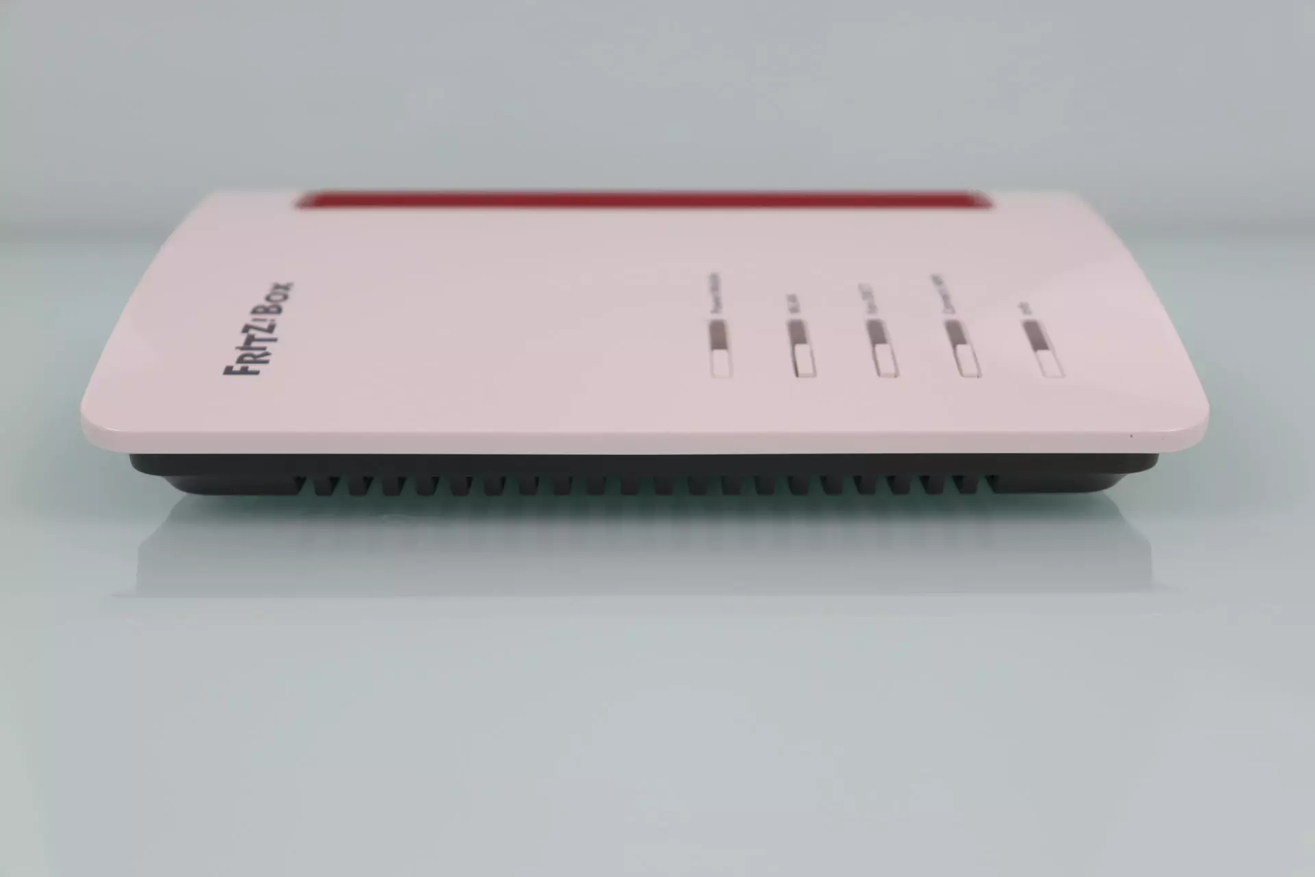 Lower front area of ​​the FRITZ! Box 6850 LTE 4G AVM router