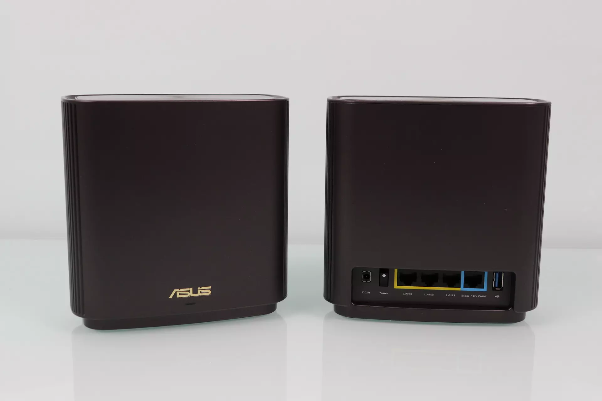 View of the two nodes of the ASUS ZenWiFi AX XT8 AiMesh Wi-Fi system at its best