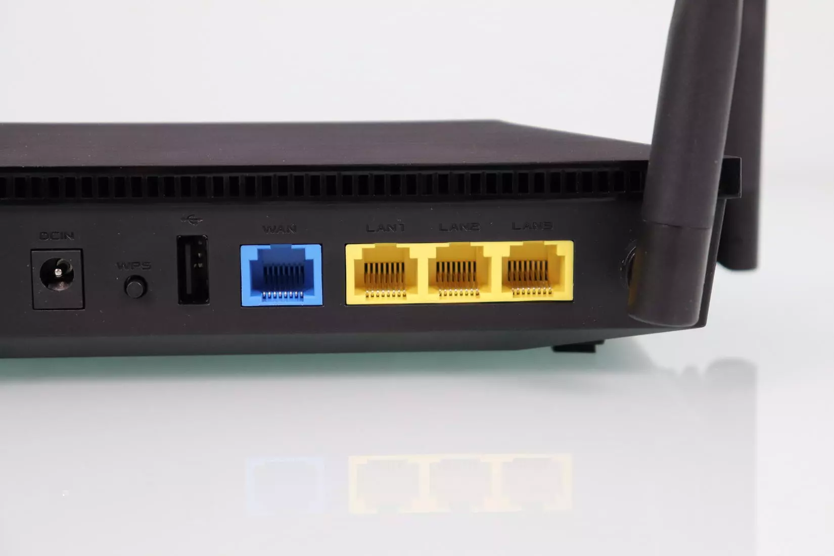 Gigabit Ethernet ports for WAN and LAN of the ASUS RT-AX53U