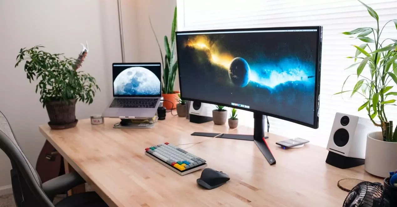 Setup with curved monitor