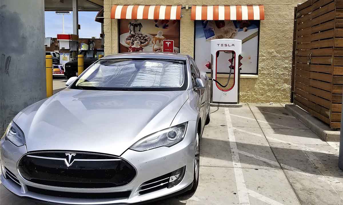 Tesla opens its superchargers to electric from other brands