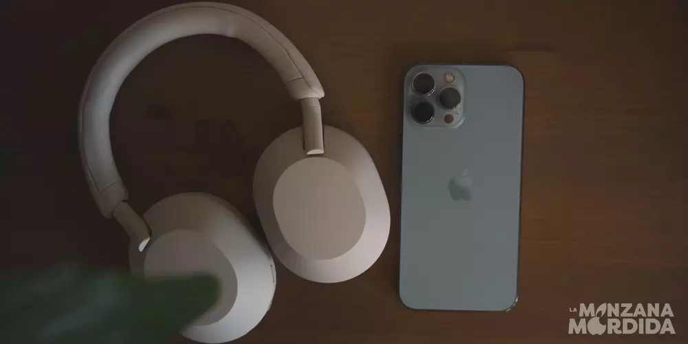Sony WH1000XM5 and iPhone 13 Pro Max