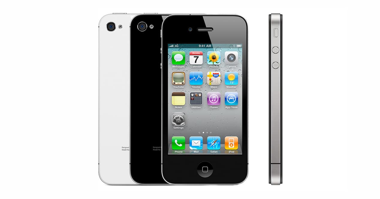 The iPhone 4 in its two colors