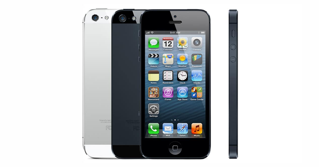 The iPhone 5 in its two colors
