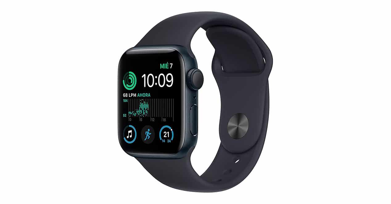 Apple Watch SE in midnight color