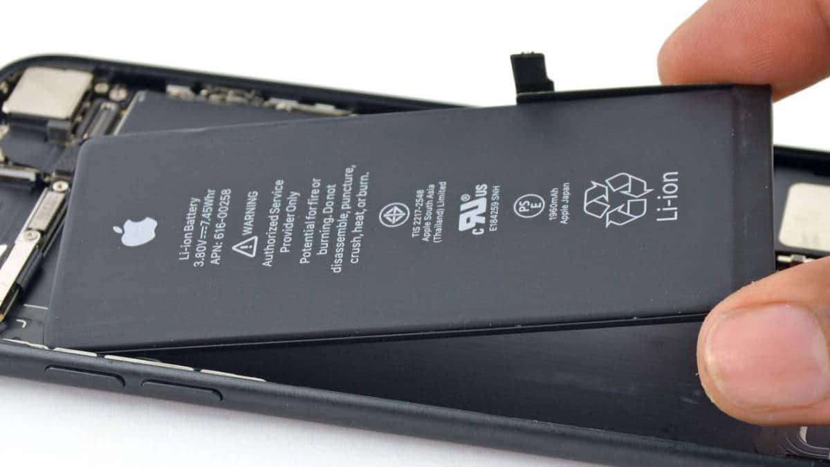 How many charge cycles can the iPhone battery withstand?
