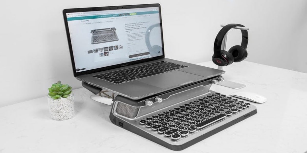 Mechanical keyboard for iPad, iMac and iPhone with built-in bluetooth device